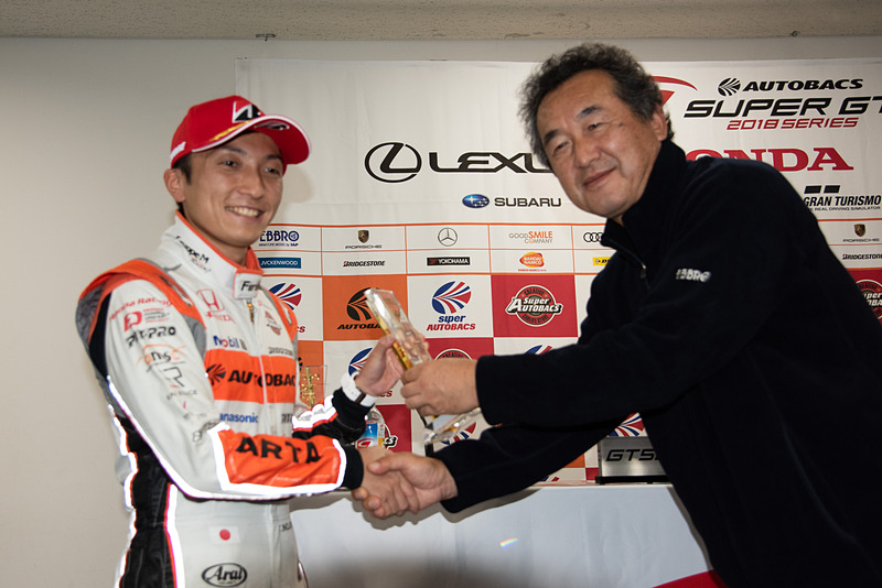 EBBROの早坂祐二氏よりEBBROポールポジション賞が贈られる