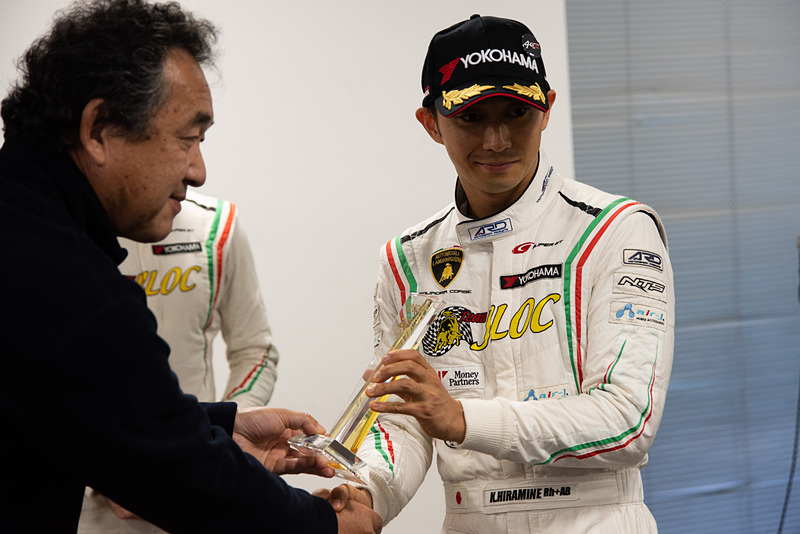 EBBROの早坂祐二氏よりEBBROポールポジション賞が贈られる