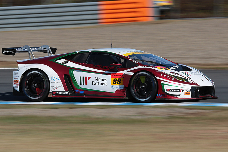 コースレコードでポールポジションを獲得した88号車 マネパ ランボルギーニ GT3（平峰一貴/マルコ・マペッリ組）