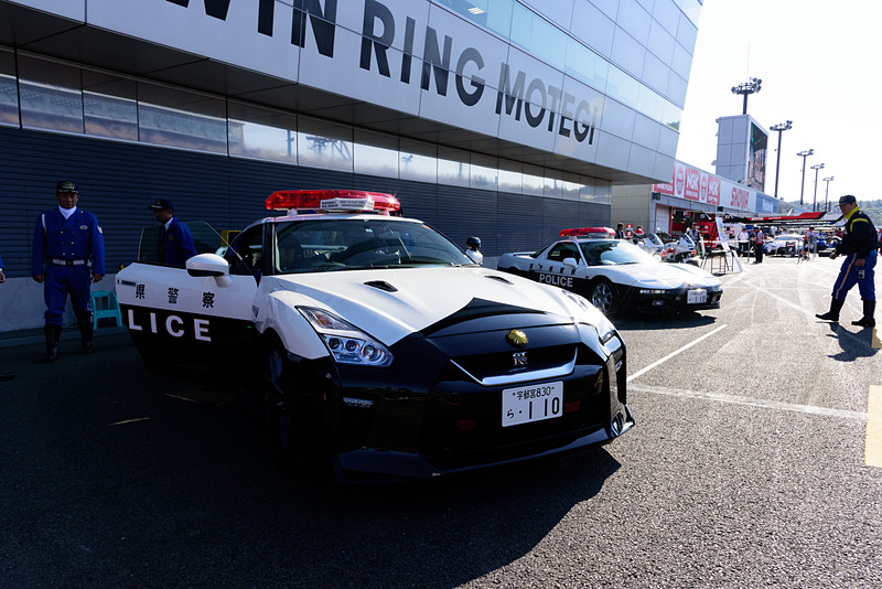 ツインリンクもてぎのSUPER GT最終戦で、栃木県警のR35 GT-Rパトカーと初代NSXパトカーが競演