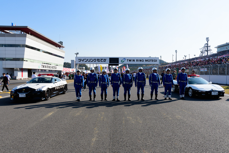 2台のパトカーの間に立ってもらった