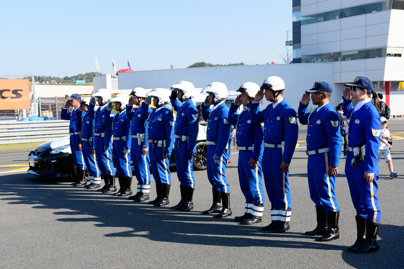 2台のパトカーの間に立ってもらった