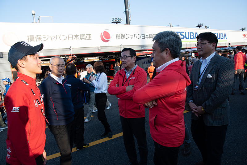 決勝戦は本田技研工業株式会社 八郷隆弘社長（中央右）も応援に駆けつけた。第1戦も八郷社長は応援に来ており、いずもNSX-GTが優勝。さらにはチャンピオンを獲得した