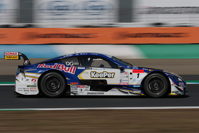 100号車を追走する1号車 KeePer TOM'S LC500（平川亮/ニック・キャシディ組、BS）。抜けばチャンピオンという状況を作り出し、緊張感のあるレースが続いた