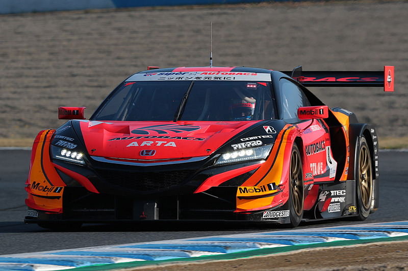 ポールポジションの8号車 ARTA NSX-GT（野尻智紀/伊沢拓也組、BS）が序盤からトップを走行した