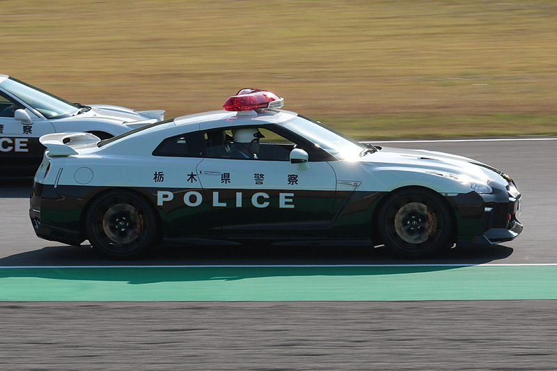R35 GT-Rパトカーと初代NSXパトカーはランデブー走行を行なった