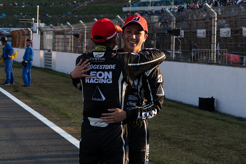 第2スティントのドライバー 蒲生尚弥選手に駆け寄る黒澤治樹選手