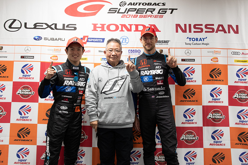 GT500クラスでシリーズチャンピオンを獲得した100号車 RAYBRIG NSX-GTの山本尚貴選手（左）、高橋国光監督（中）、ジェンソン・バトン選手（右）