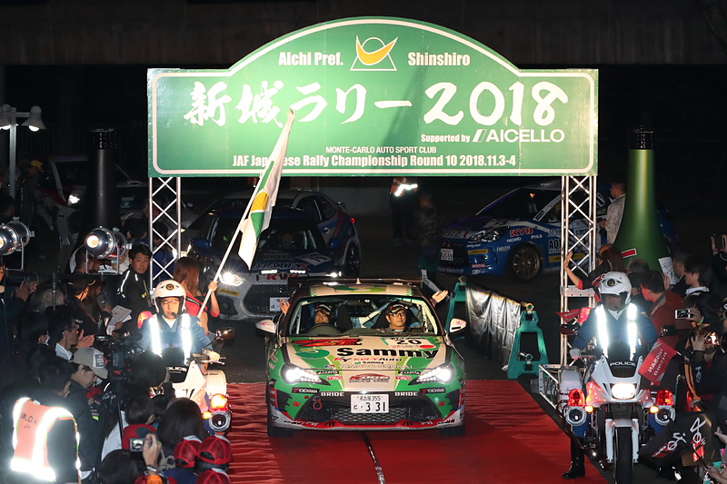 大型ビジョンも設置されたセレモニアルスタート。スタートフラッグを持つミシェル・ムートン氏など、FIAからの視察団も参加した