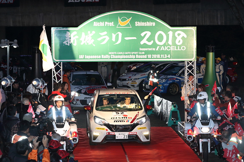 大型ビジョンも設置されたセレモニアルスタート。スタートフラッグを持つミシェル・ムートン氏など、FIAからの視察団も参加した