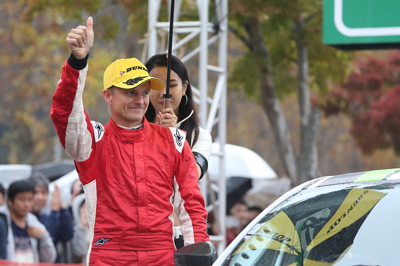 JN-4クラスには元F1ドライバーでSUPER GTでもチャンピオンを獲得しているヘイキ・コバライネン選手が全日本ラリー2度目の参戦。コ・ドライバーは北川紗衣選手