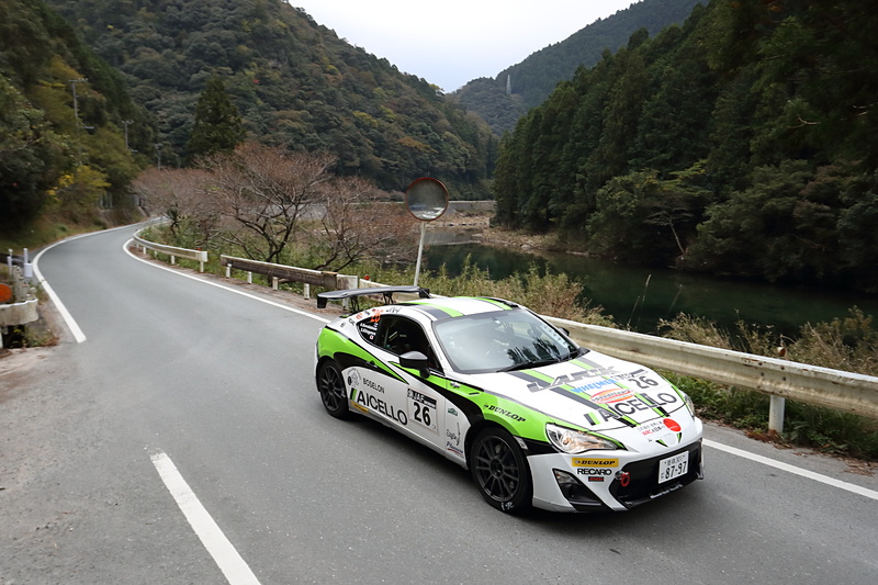 JN-4クラスには元F1ドライバーでSUPER GTでもチャンピオンを獲得しているヘイキ・コバライネン選手が全日本ラリー2度目の参戦。コ・ドライバーは北川紗衣選手