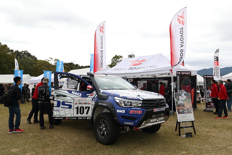 トヨタ紡織は今年のアジアクロスカントリーラリーに参戦したハイラックスを展示
