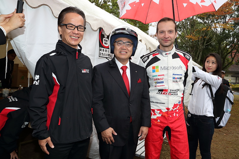 左からトヨタ自動車株式会社 副社長 友山茂樹氏、愛知県知事 大村秀章氏、ラリードライバー ユホ・ハンニネン選手