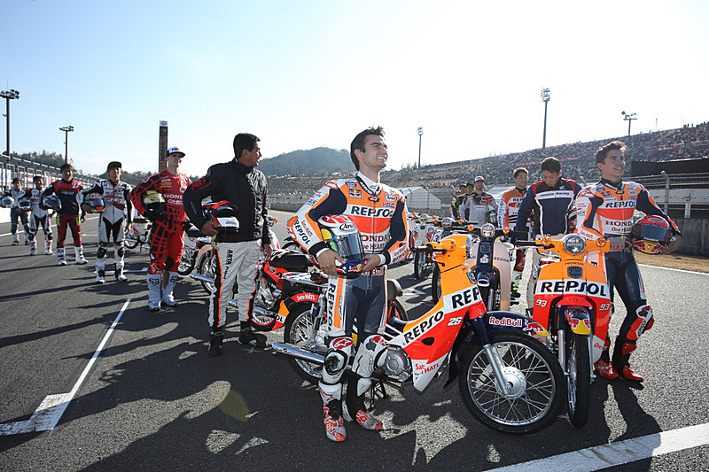 2017年は2輪ドライバーに加えて鈴木亜久里監督、小暮貴史選手がスーパーカブの「Super Cub 1億台記念レース」に参加