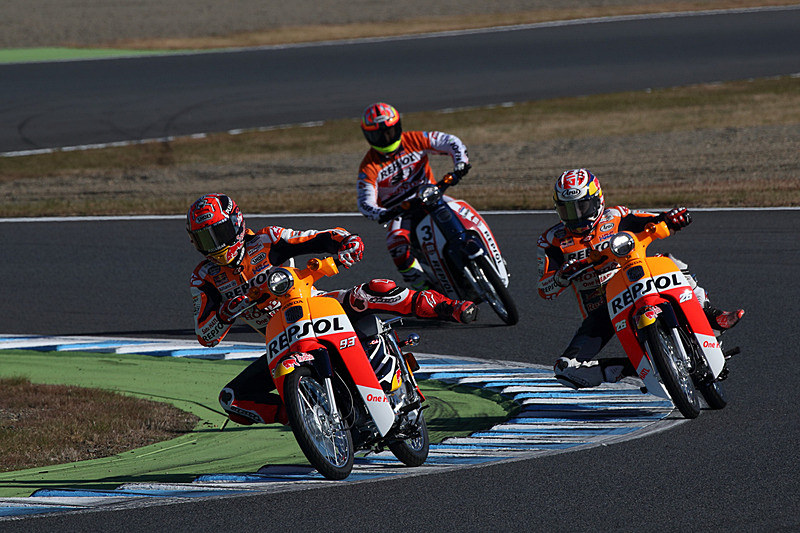 2017年は2輪ドライバーに加えて鈴木亜久里監督、小暮貴史選手がスーパーカブの「Super Cub 1億台記念レース」に参加