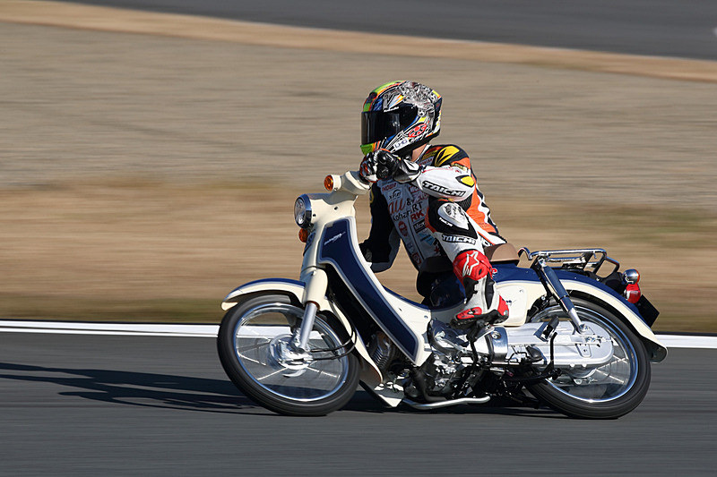 2017年は2輪ドライバーに加えて鈴木亜久里監督、小暮貴史選手がスーパーカブの「Super Cub 1億台記念レース」に参加