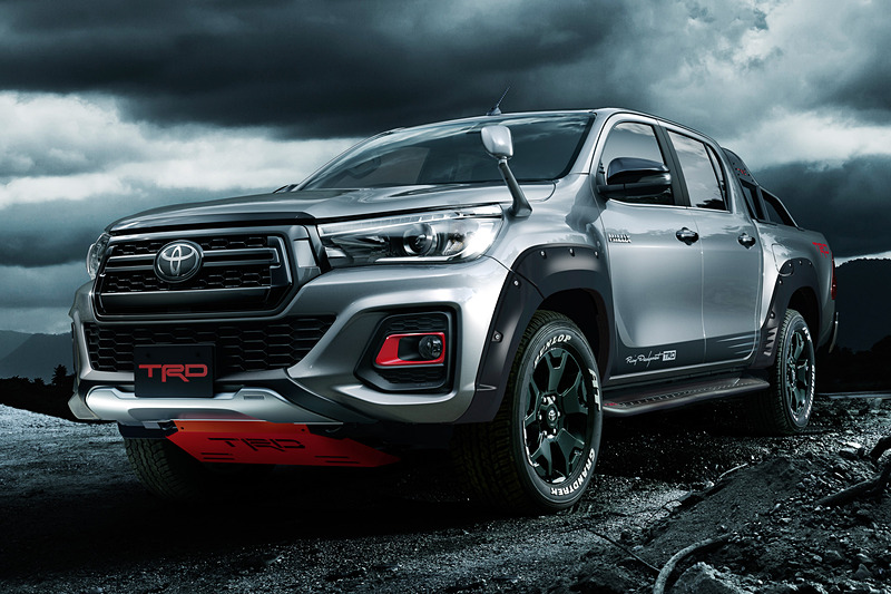 “Black Rally Edition”専用デザインのフロントバンパーに対応する「フロントアンダースポイラー For“Black Rally Edition”」（税別3万5000円）と「フォグランプベゼル For“Black Rally Edition”」（税別3万円）のほか、“Black Rally Edition”専用の「オーバーフェンダー」（税別8万円）や「サイドステップ」（税別10万円）を装着した車両