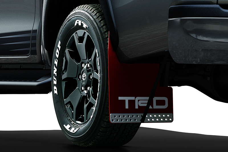 「マッドフラップ」（税別3万7000円）はレッド（写真）とブラックの2種類から選択できる