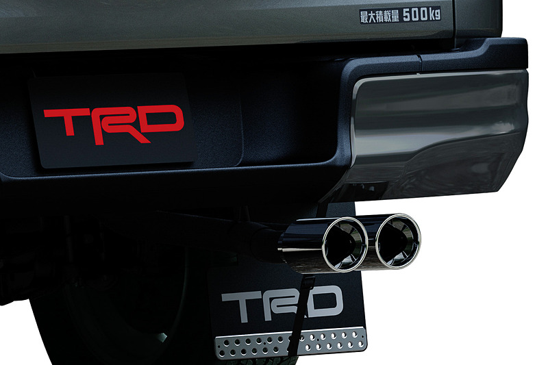 ステンレス製の「ハイレスポンスマフラー」（税別9万5000円）