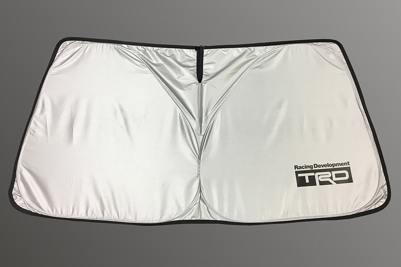 ハイラックスのフロントウィンドウ用に専用設計した「サンシェード」（税別1万2000円）