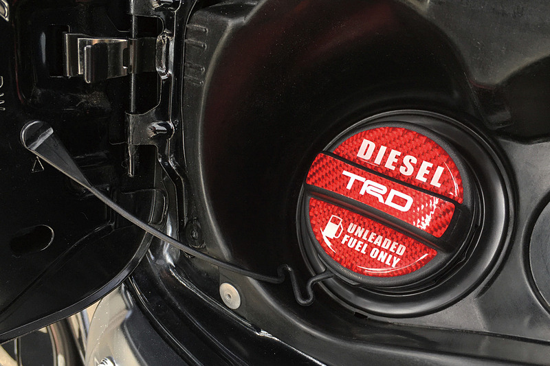 赤いカーボン柄でドレスアップする「フューエルキャップガーニッシュ（ディーゼル車用）」（税別1400円）