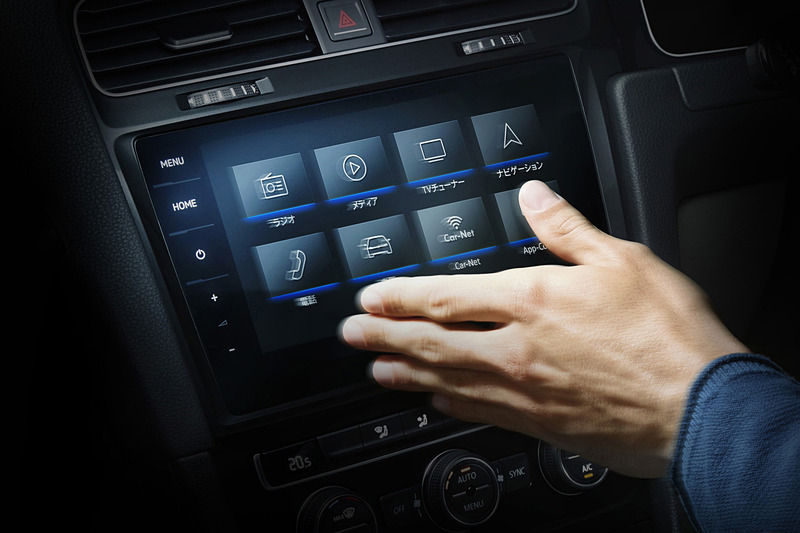 ジェスチャーコントロールにも対応する純正インフォテイメントシステム“Discover Pro”を標準装備