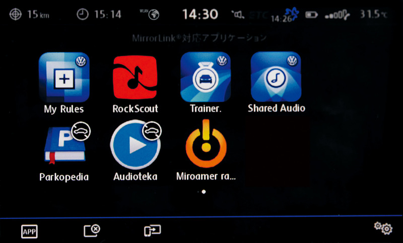 Apple CarPlay（左）、Android Auto（中央）、MirrorLink（右）といったスマートフォン接続サービス“App-Connect”や、テレマティクス機能“Guide＆Inform”などを利用できるモバイルオンラインサービス“Volkswagen Car-Net”に対応