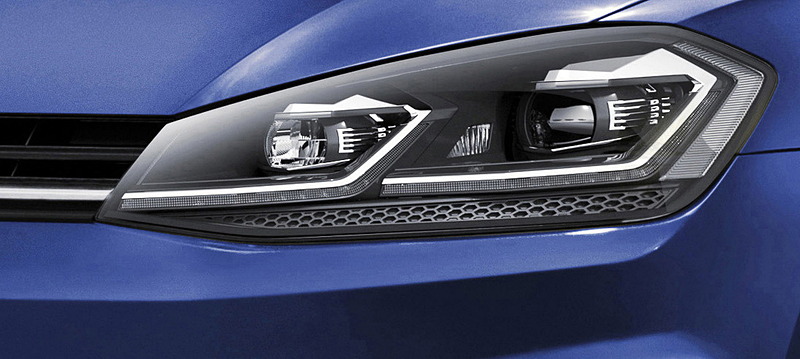 通常はオプションとなるLEDヘッドライトを標準装備