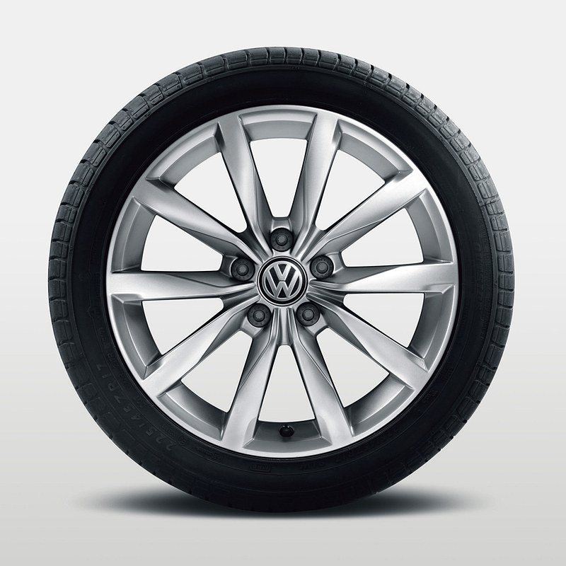 ゴルフ ヴァリアント TSI コンフォートライン Tech Editionは17インチ専用アルミホイールを装着