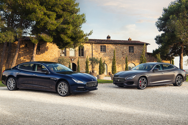 クアトロポルテ S Q4 グランルッソ（左）とクアトロポルテ S Q4 グランスポーツ（右）