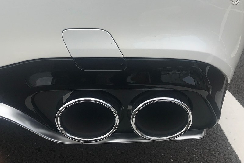 4本出しエキゾーストの片側。ただの飾りではなかった