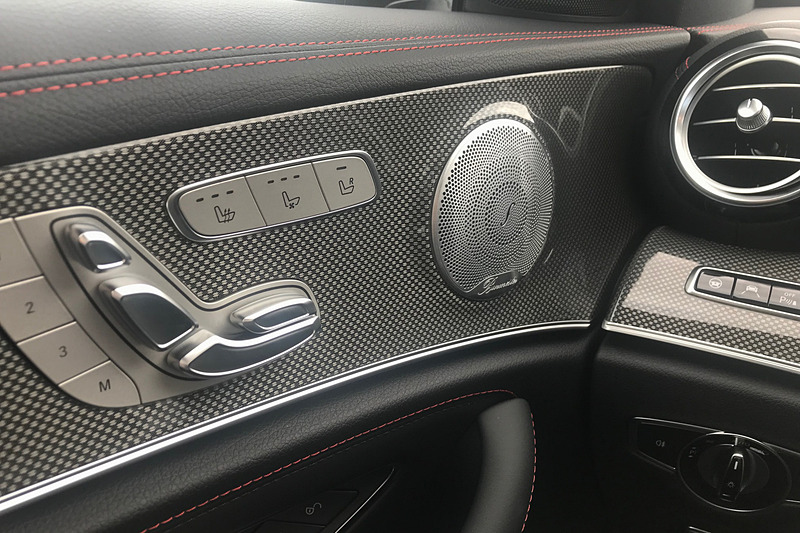 心地よい室内を演出するオーディオは「Burmesterサラウンドサウンドシステム」。メルセデスAMG E 53 4MATIC＋には標準装備される