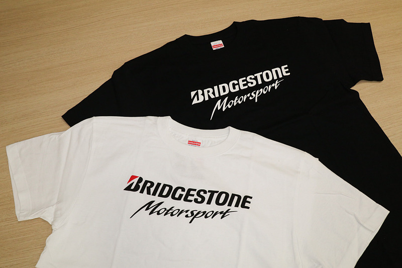 「ブリヂストンモータースポーツ」のロゴマーク入りTシャツ。白と黒のどちらか1枚をプレゼント