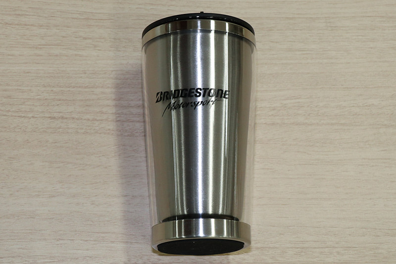 ステンレスタンブラーは容量350mL。簡易的な密閉機構となるフタには回転開閉する飲み口を備えている