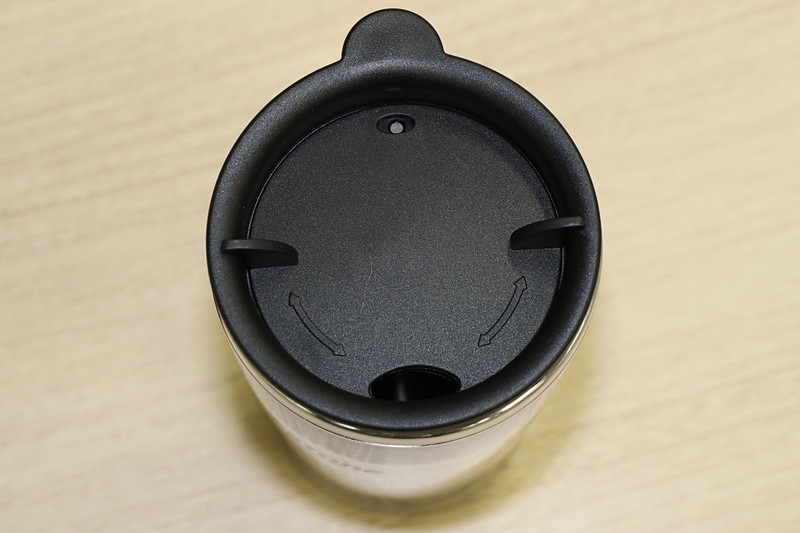 ステンレスタンブラーは容量350mL。簡易的な密閉機構となるフタには回転開閉する飲み口を備えている