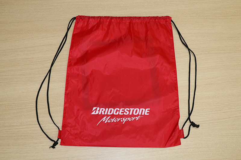 巾着タイプで背負うこともできるナイロンバッグ