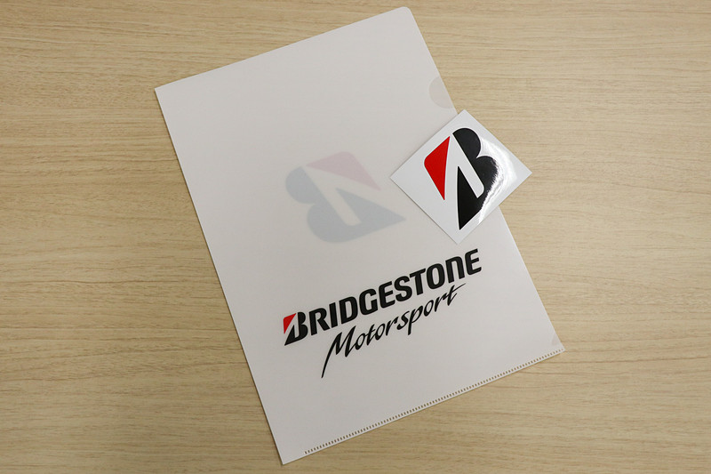 ロゴマーク入りのクリアファイルとステッカー。ステッカーは75×85mm（縦×横）