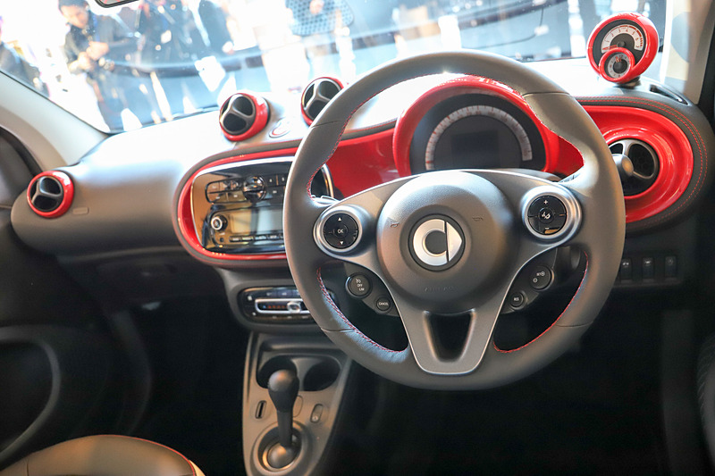 インテリアもボディカラーに合わせて赤の差し色が各所に用いられる