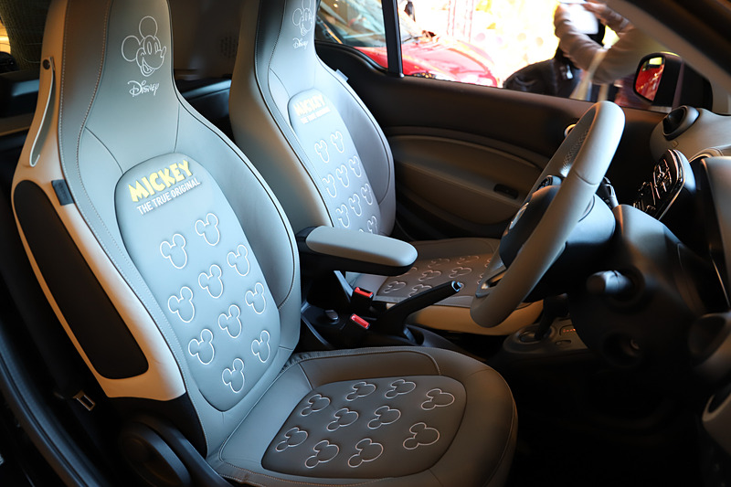 ヘッドレストとシートバックのミッキーマウスのアイコンのステッチも明るいグレー