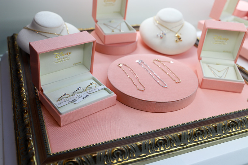 スペシャルポップアップショップでは、木材を用いたセイコークロックの機械式置き時計（受注生産品。11月16日～19日に東京ミッドタウンで展示・受注受付）や、ディズニー ミッキー90周年 マジック オブ カラー限定商品のカラフルなアイテム、ぬいぐるみ、スマートフォンケースなどを購入可能