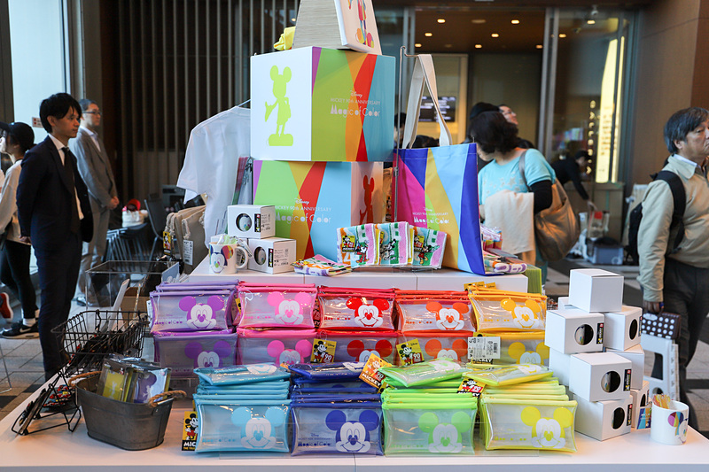 スペシャルポップアップショップでは、木材を用いたセイコークロックの機械式置き時計（受注生産品。11月16日～19日に東京ミッドタウンで展示・受注受付）や、ディズニー ミッキー90周年 マジック オブ カラー限定商品のカラフルなアイテム、ぬいぐるみ、スマートフォンケースなどを購入可能