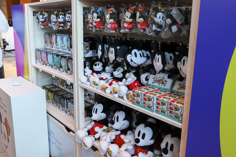 スペシャルポップアップショップでは、木材を用いたセイコークロックの機械式置き時計（受注生産品。11月16日～19日に東京ミッドタウンで展示・受注受付）や、ディズニー ミッキー90周年 マジック オブ カラー限定商品のカラフルなアイテム、ぬいぐるみ、スマートフォンケースなどを購入可能