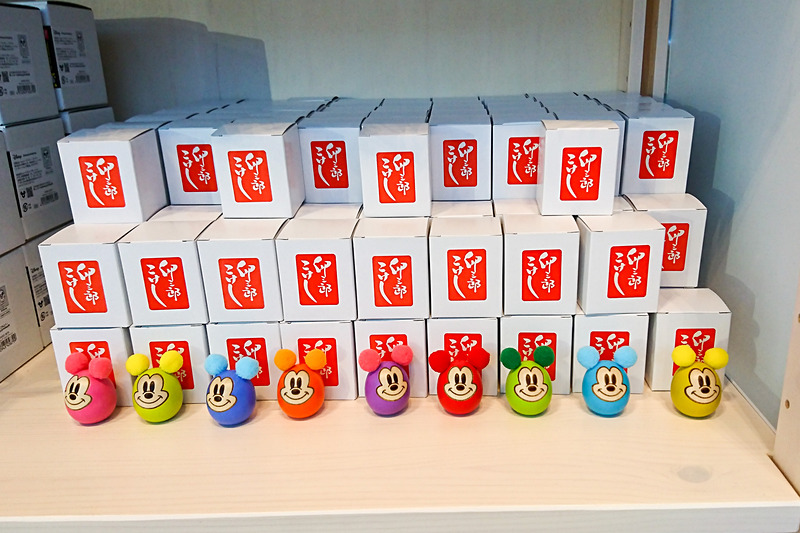 スペシャルポップアップショップでは、木材を用いたセイコークロックの機械式置き時計（受注生産品。11月16日～19日に東京ミッドタウンで展示・受注受付）や、ディズニー ミッキー90周年 マジック オブ カラー限定商品のカラフルなアイテム、ぬいぐるみ、スマートフォンケースなどを購入可能