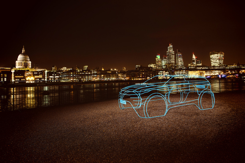 新型イヴォークからインスピレーションを得た実物大のワイヤー製インスタレーション・アート