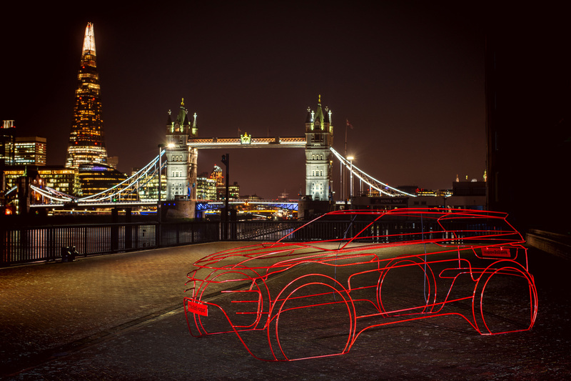 新型イヴォークからインスピレーションを得た実物大のワイヤー製インスタレーション・アート