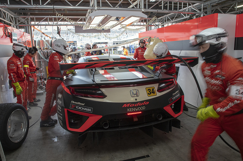 道上選手が乗り込み、レインタイヤで数周走る。いつもならここからさらに走り込むのだが、週末の天気は晴れ予報なので、ドライタイヤで走り込みがしたいところ。そこで路面が乾くまで、34号車はピットで待機となった。練習時間の半分を過ぎたあたりでドライタイヤを装着してピットアウト