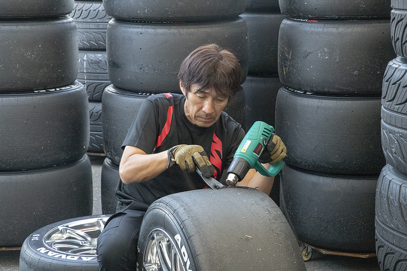 決勝に備え、タイヤについたタイヤカスをホットガンで温めて剥がしていく