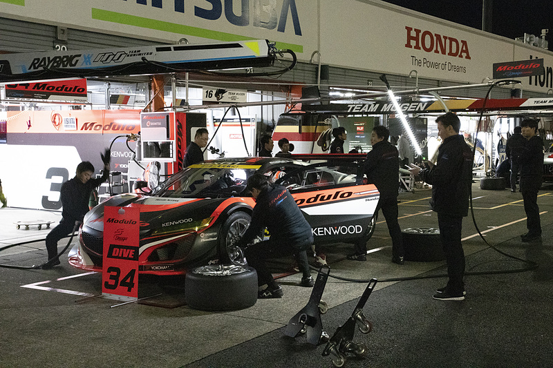 作業が終わってからは作業エリアにマシンを出してピットワークの練習を行なう。このときは2人のドライバーも装備を付けて参加。ドライバー交代の練習を行なう