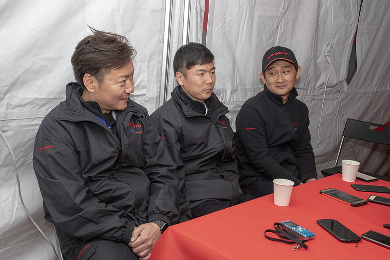 予選後の会見の様子。Q2で順位を上げられなかった大津選手は悔しがっていたが、それでも9位からのスタート。ここ最近は追い上げ展開のレースをしているので、チームの雰囲気はさほど暗くない